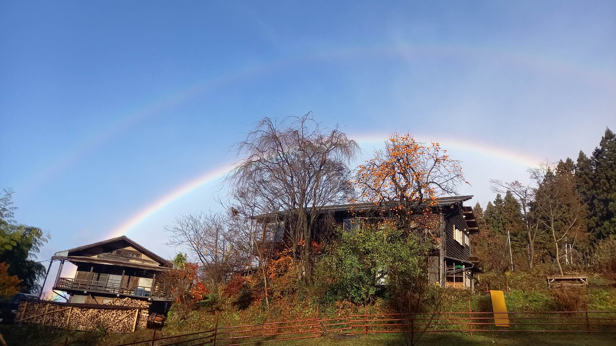 こちら、我らのベース基地「山の家」（の横顔）！秋のある日、真上に虹がかかった伝説の写真